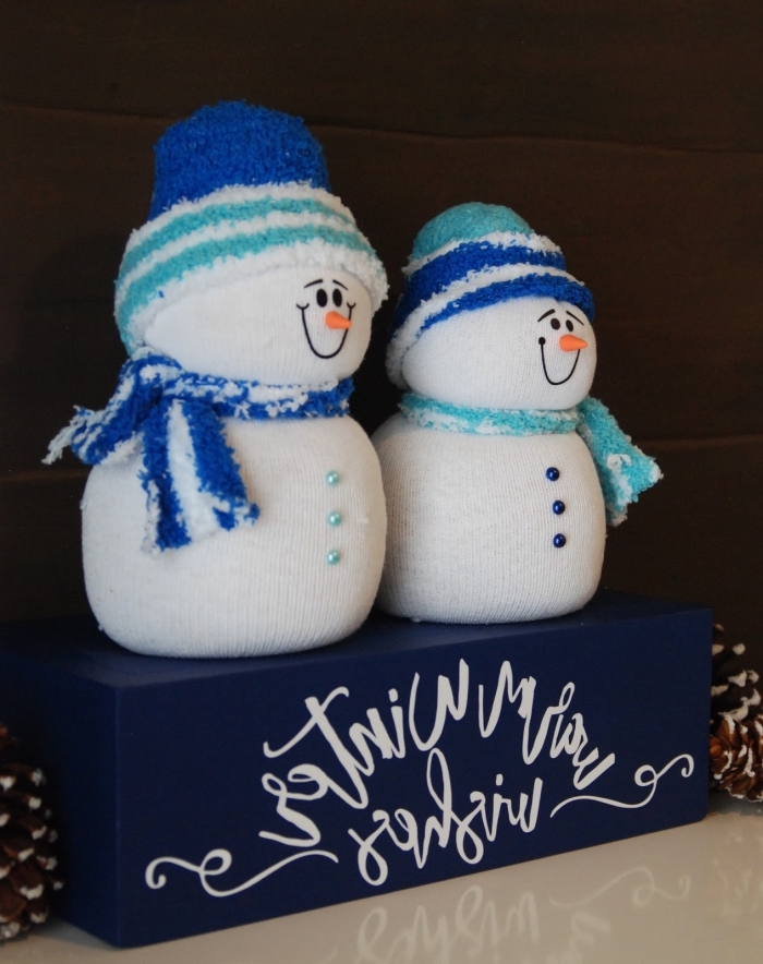 comment faire un bonhomme de neige, doudou fabriqué à main avec chaussettes et perles bleues