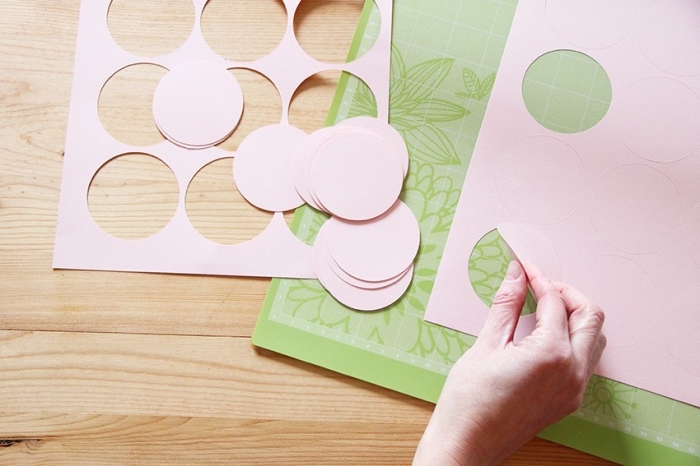 comment faire une guirlande en papier, tutoriel pour réaliser une décoration de chambre fille en papier rose