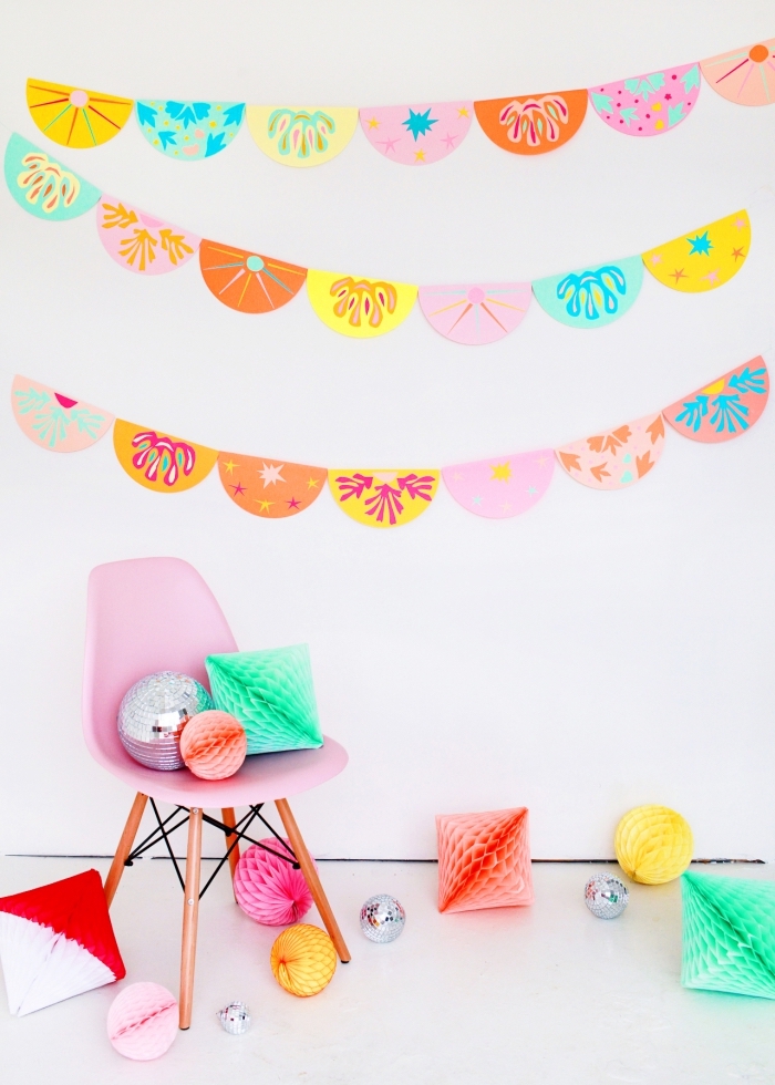 modèle de décoration colorée en papier à design fruits, décoration fête avec guirlande diy fait main