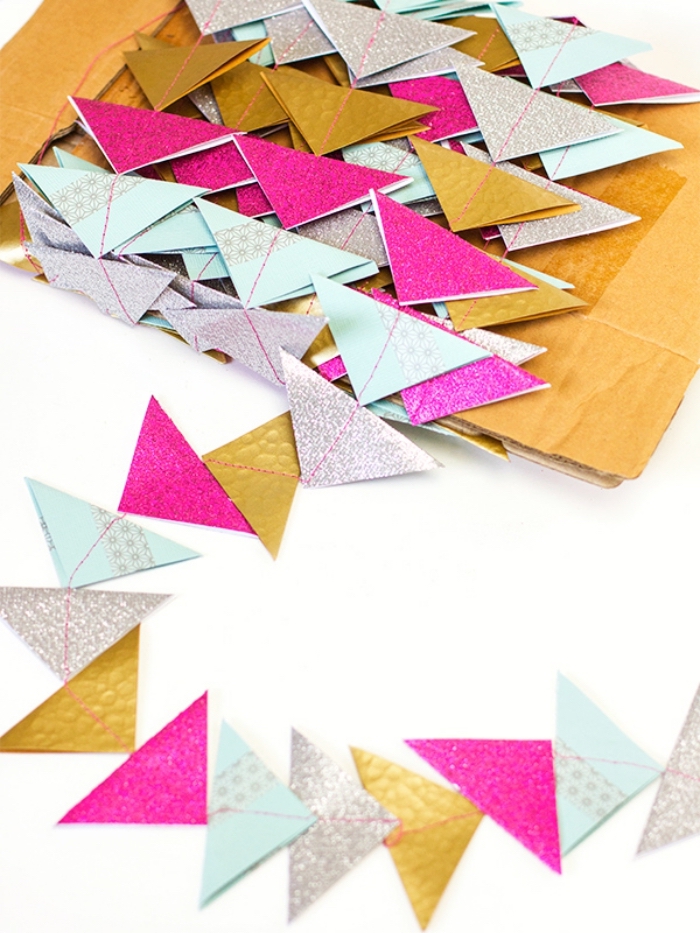 faire une guirlande en papier, décoration fait main avec papier coloré coupés en triangles