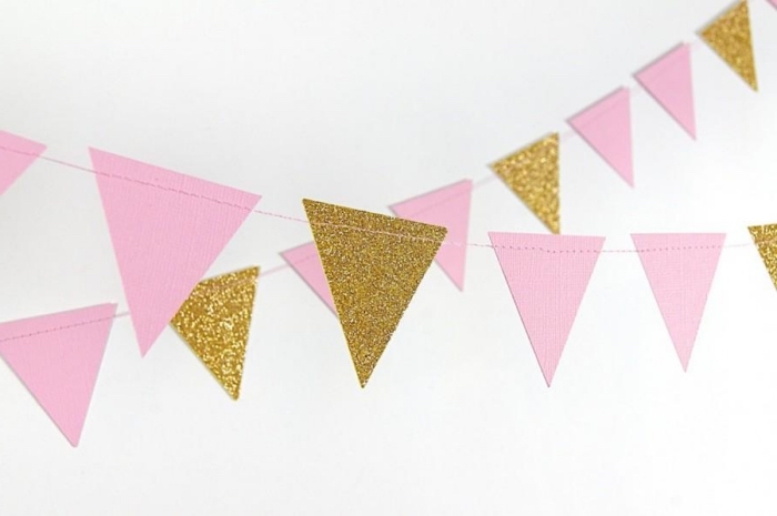 art du papier, décoration chambre fille ado avec guirlande en papier rose et dorée à design triangle