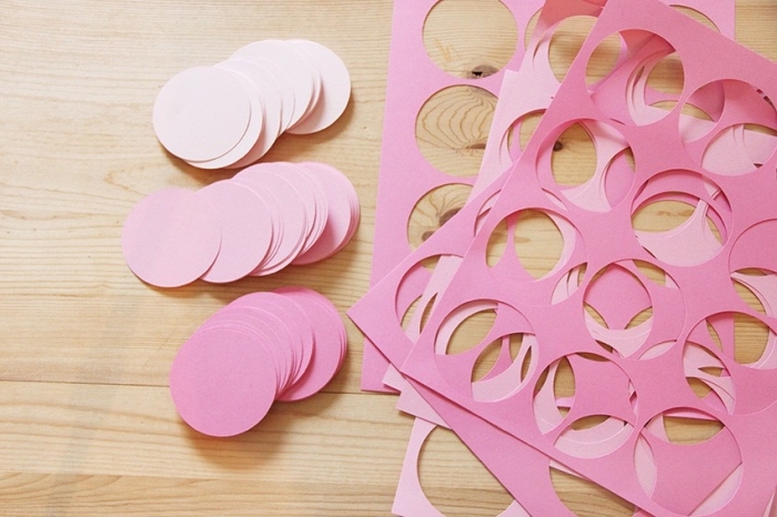 guirlande magic, projet diy facile avec feuilles de papier rose, cercles de papier pour fabriquer une décoration de chambre