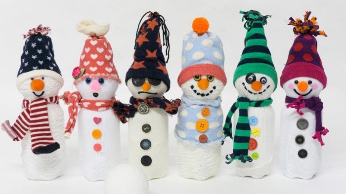 décoration de noel à faire soi même, modèles différents de bonhomme de neige blanc avec écharpe et bonnet variés