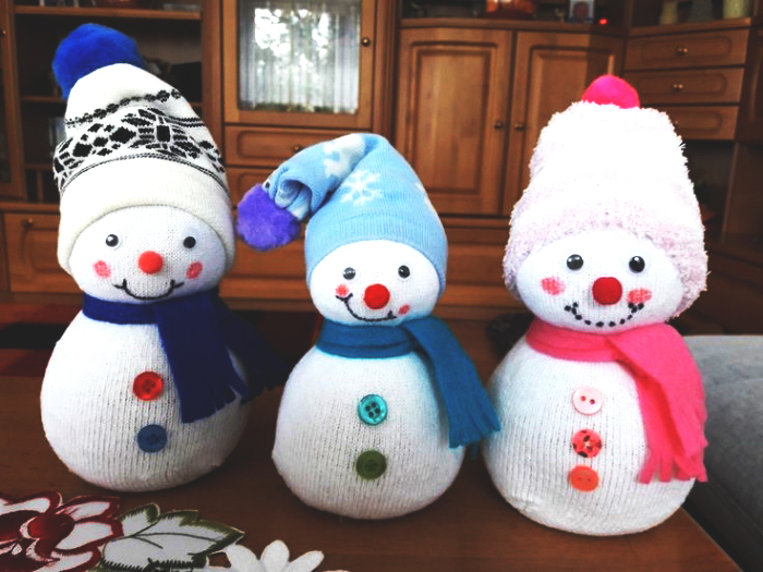decoration de noel fait main, petites figurines blanches habillées en écharpe et bonnet à design Noel