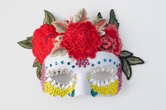 idée activité manuelle, modèle de masque de carnaval décoré de paillettes multicolore et broderie florale rouge et vert