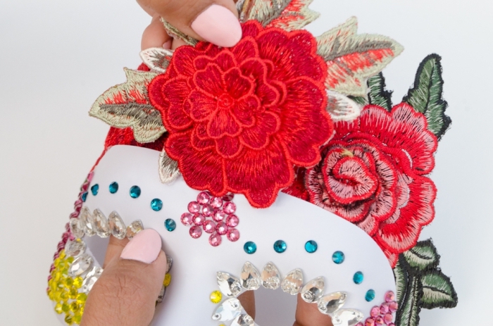 masque bal masqué femme, réalisation de masque de carnaval avec paillettes décoratives et broderie florale