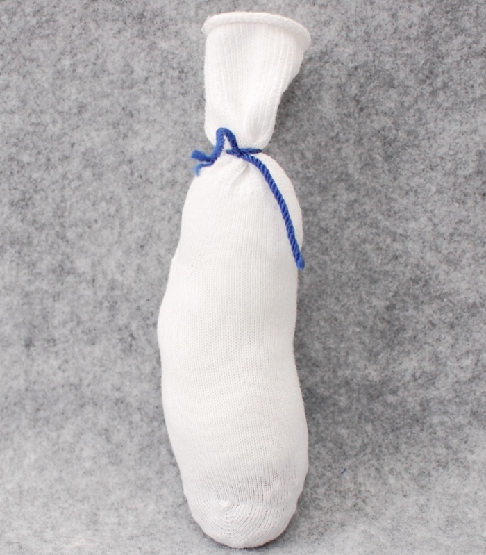 activités manuelles 6 12 ans, étapes à suivre pour faire un objet diy pour noel, comment remplir la chaussette blanche avec coton
