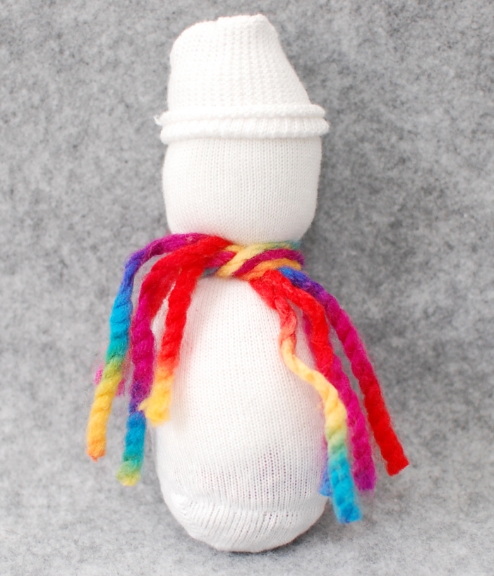chaussette homme, comment faire une figurine pour la déco de Noel, habiller le bonhomme de neige en écharpe multicolore et bonnet blanc