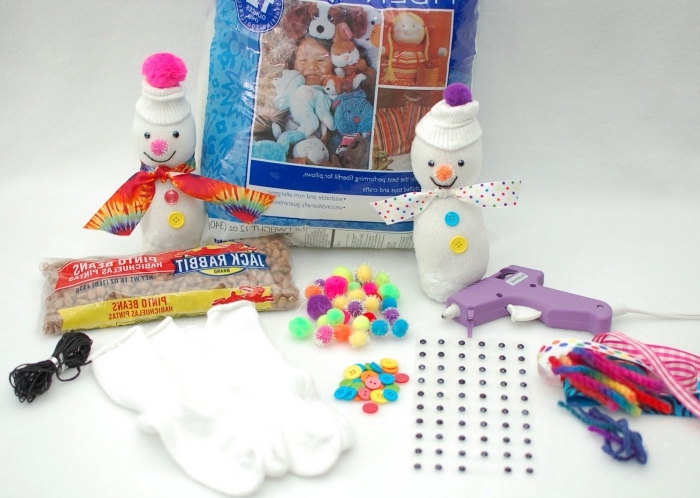 décoration de noel à faire soi même, matériaux à utiliser pour faire et décorer son bonhomme de neige en chaussette blanche