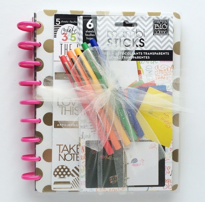 idée cadeau ado fille pour noel, un agenda personnalisé avec de stylos colorés, kit bricolage scrapbooking