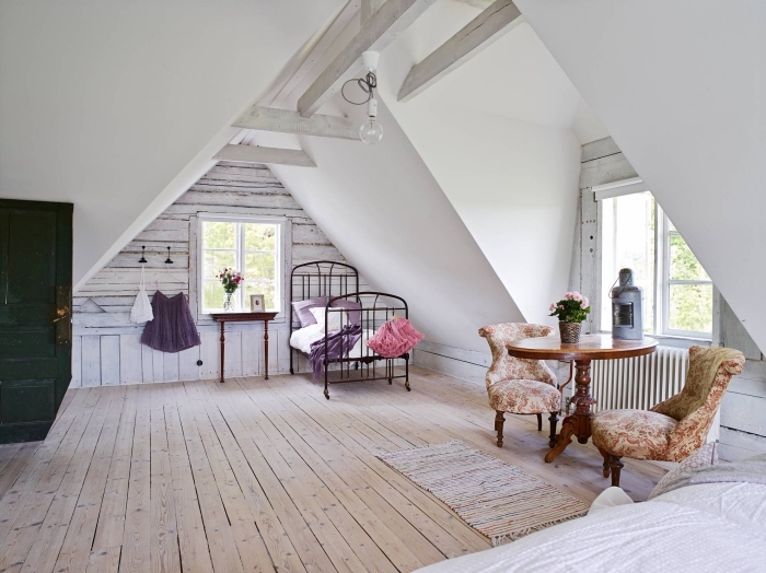 comble aménagé, déco de chambre en style vintage avec revêtement de pan de mur en bois et plancher en bois clair