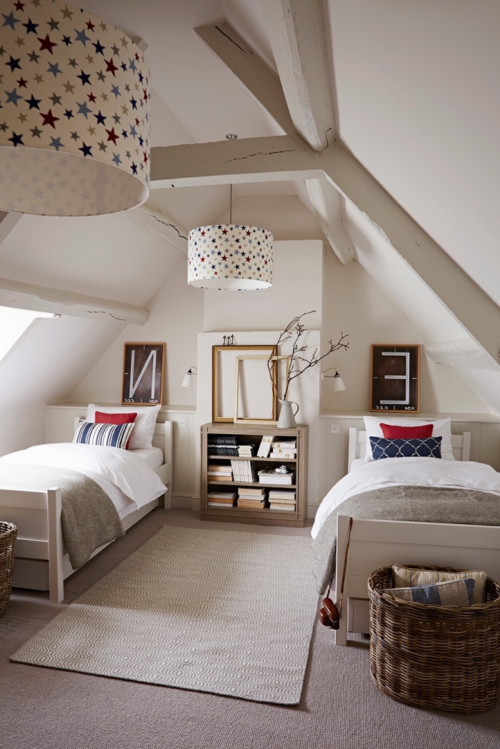chambre a coucher, pièce sous plafond avec deux lits en bois peint blanc, déco de chambre en bois clair