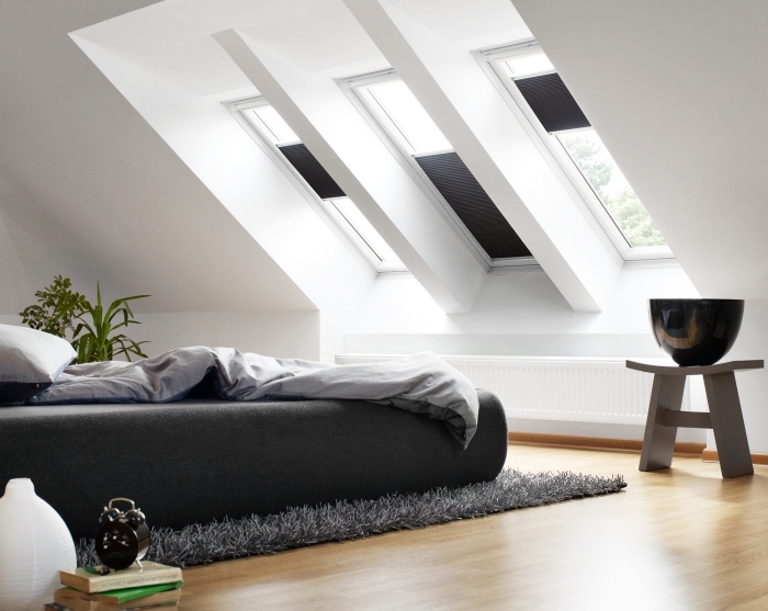idee deco chambre mansardée, aménagement de chambre sous combles en style scandinave avec tapis moelleux gris