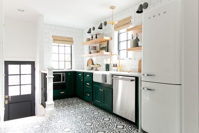 modele de cuisine campagnarde en vert emeraude, carrelage blanc, etageres en bois ouvertes, frigo blanc, carrelage gris et blanc à motifs floraux