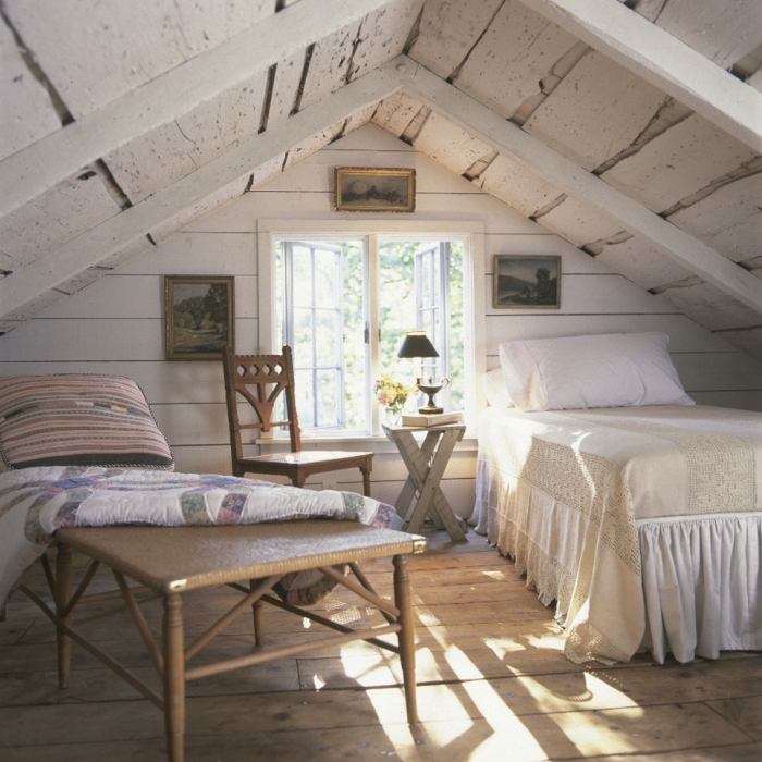 chambre a coucher, décoration pièce sous combles avec revêtement en bois peint en blanc et petite fenêtre 