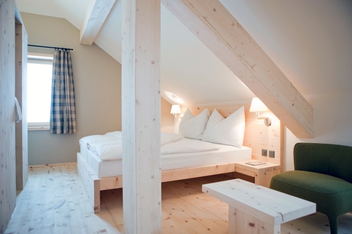 renouvellement du grenier avec peinture blanche et charpente en bois clair, chambre à coucher et salle de bains sous combles 