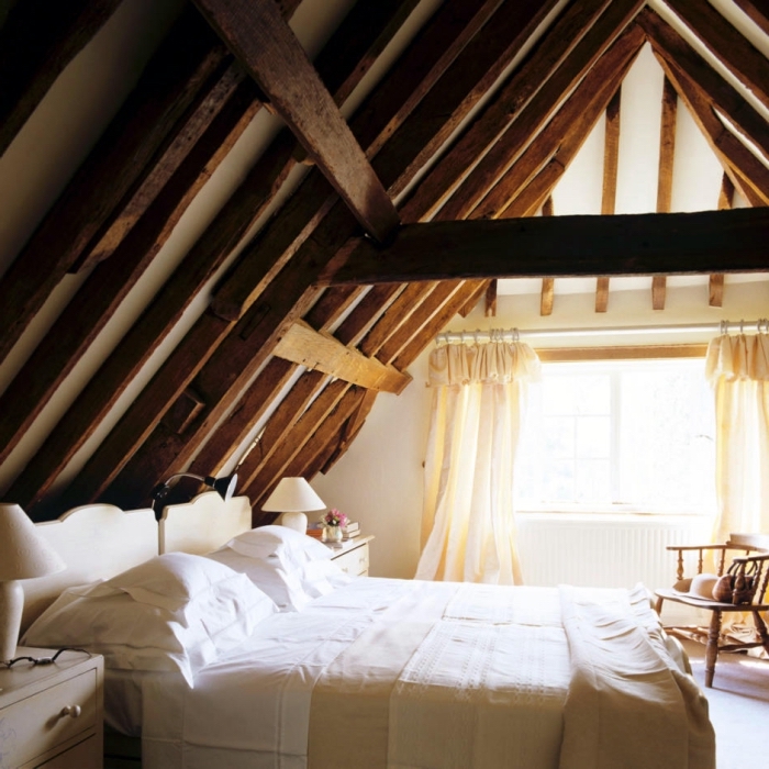 chambre mansardée, tête de lit en bois peinte en blanc, meubles dans la chambre à coucher en bois clair