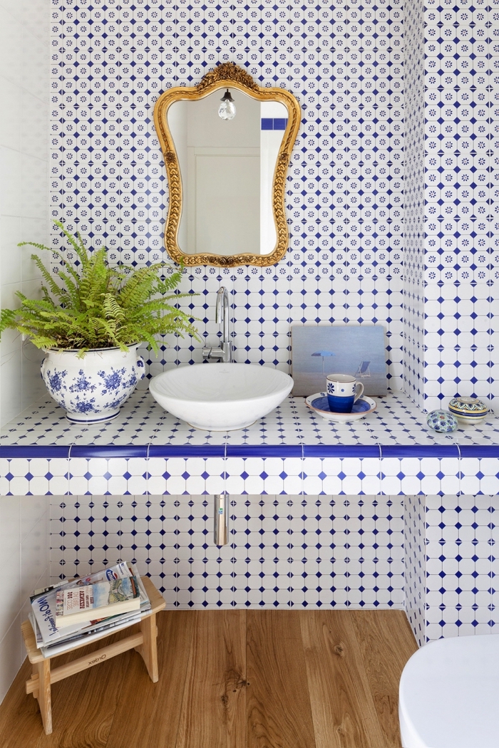 revetement sol, déco de salle de bain au carrelage blanc et bleu avec plancher en bois clair, modèle de miroir doré à design baroque