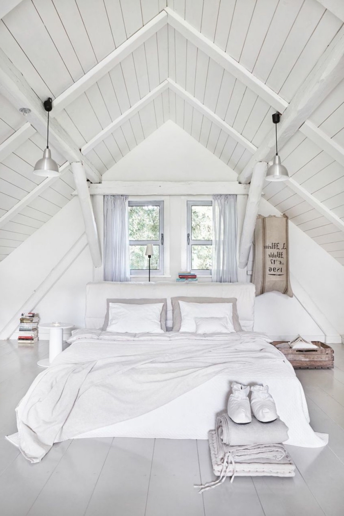 decoration chambre mansardée adulte, pièce au grenier aux murs blancs et plafond en bois peint blanc avec petite fenêtre