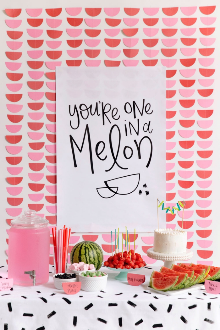 faire une guirlande en papier, décoration murale diy avec fruits de papier rose et rouge, projet diy pour décoration de fête