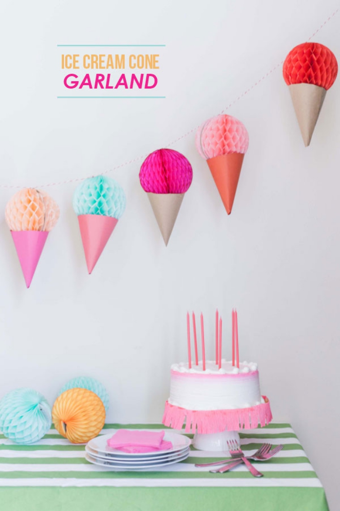 activité manuelle pour ado, décoration anniversaire avec gâteau blanc rose et nappe rayée en vert et blanc