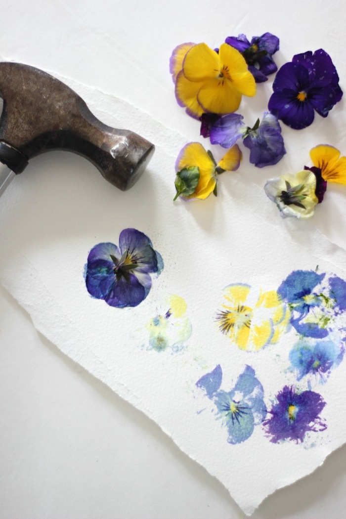 faites de l'art floral originale avec des tampons fleurs séchées imbibées de peinture aquarelle pour personnaliser vos créations