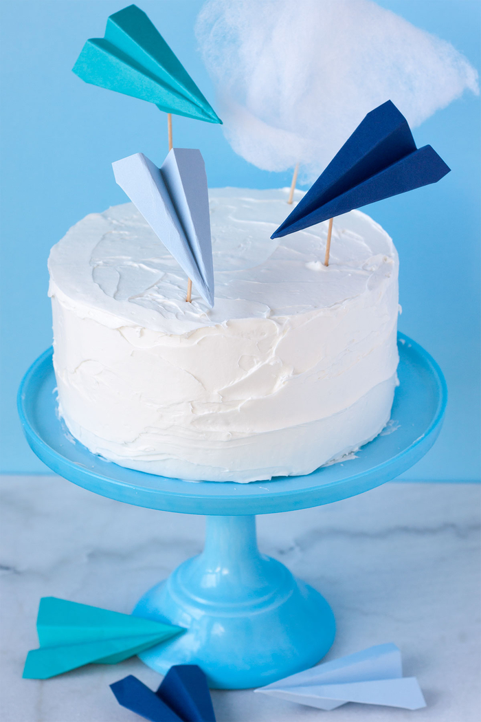 avions en papier coloré transformés en jolis cake toppers pour décorer un gâteau d anniversaire sur thème voyage