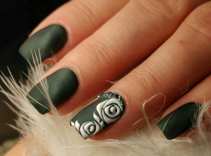 Déco ongles vernis effet mat nail arts décoratif ongle vert avec rose blanche sur un des ongles