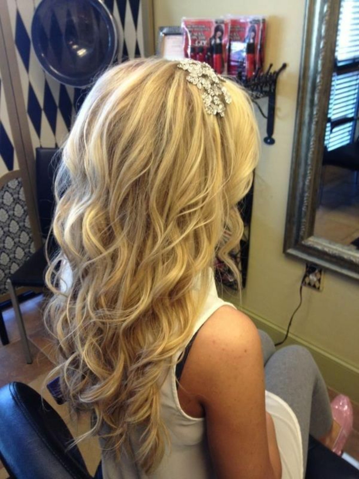 Idée coiffure mariage bouclé mi long coiffure mariage cheveux boucles femme blonde cheveux longs diadème couronne accessoire mariage
