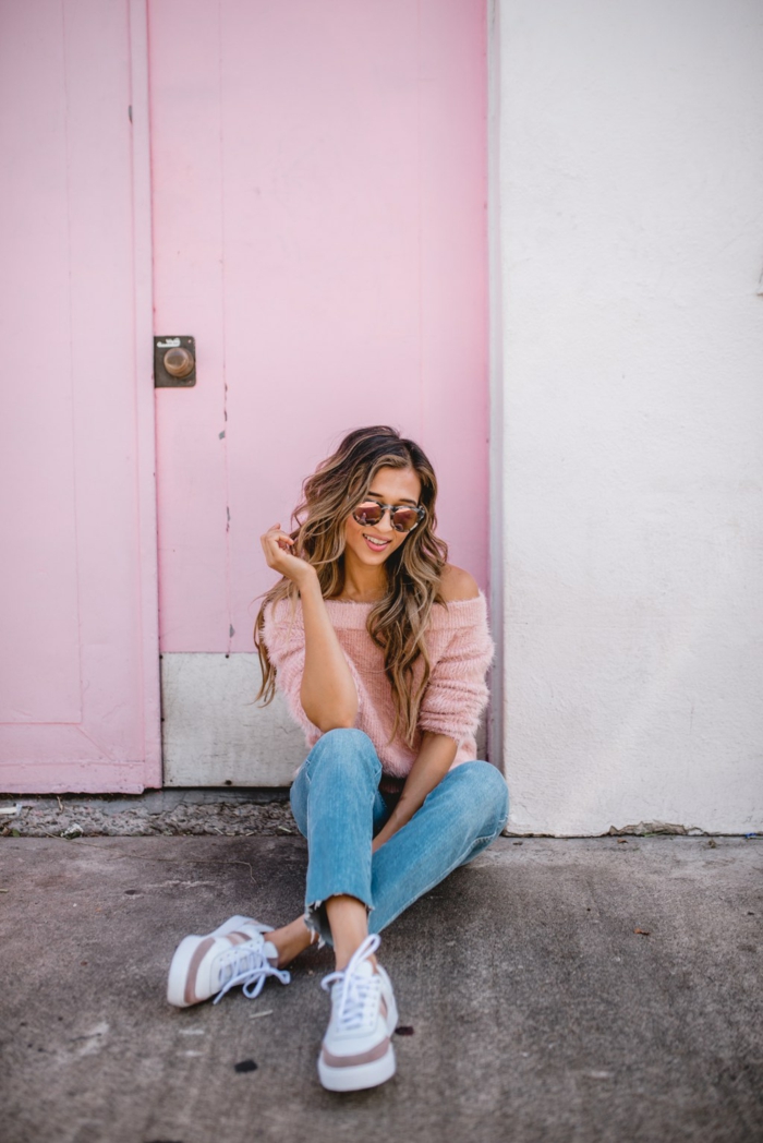 Mignonne tenue look chic et décontracté femme style femme chic pull rose et jean bleu