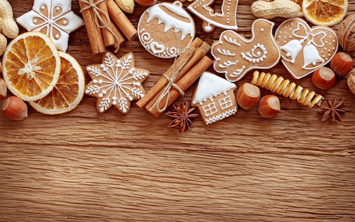 biscuits de noel en pain d épices décoré de glaçage blanc, cannelles, rondelles d orange séchées, noisettes, vanille