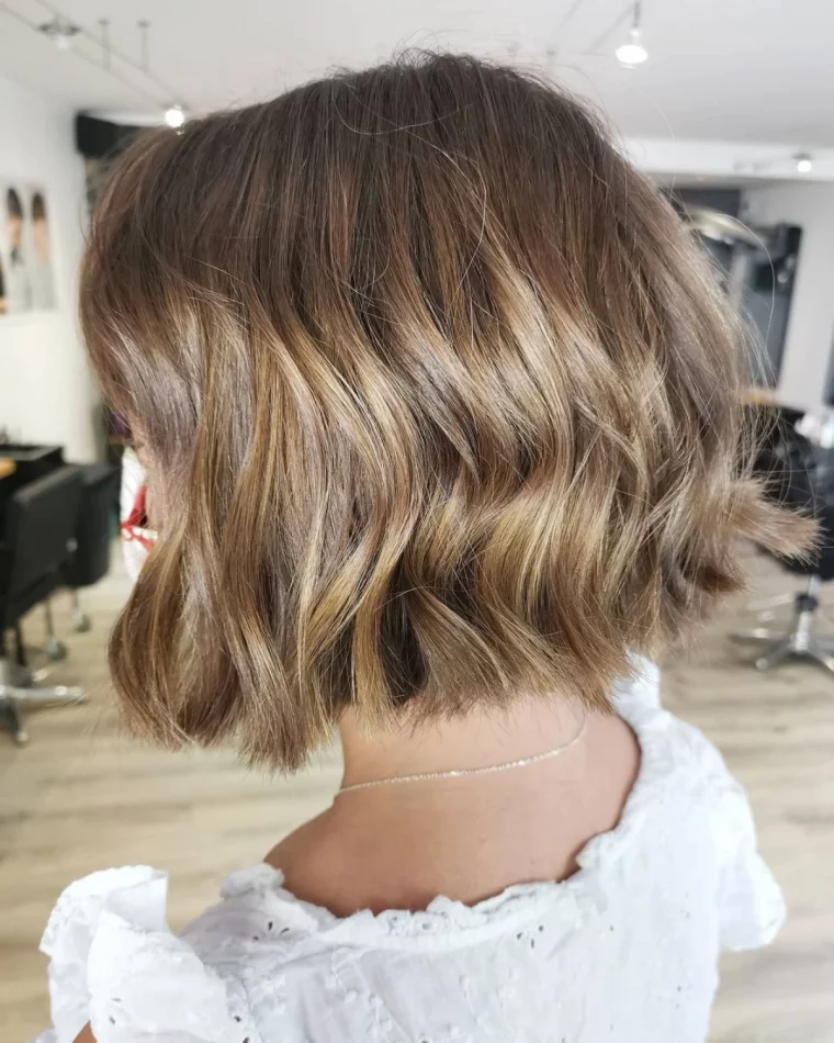 bob ondule coiffure tendance 2024 femme de dos cheveux blonfs