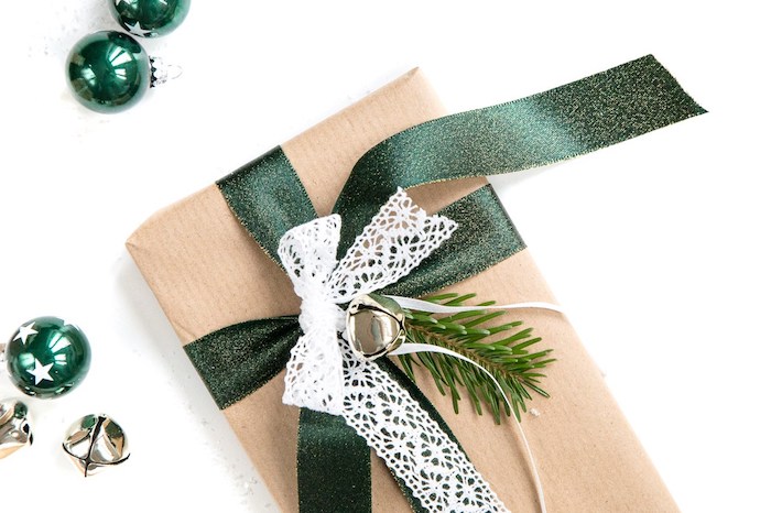 boite emballage cadeau pour noel en papier kraft, brin de pin, ruban vert, ruban en dentelle blanche et clochettes