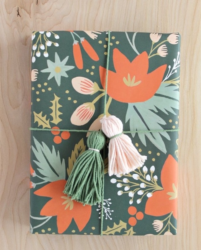 comment faire un paquet cadeau en papier cadeau coloré à motifs floraux, pompons à franges