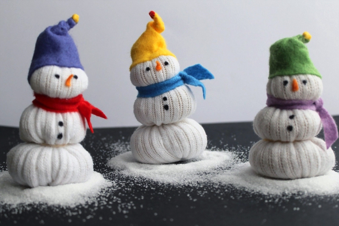activité manuelle bonhomme de neige, déco festive avec neige artificielle et petites figurines faites à la main