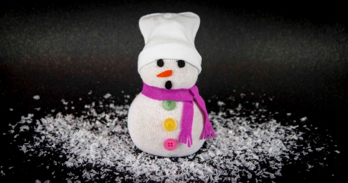 comment faire un bonhomme de neige, déco de Noel en fond noir avec neige artificielle et petite figurine diy