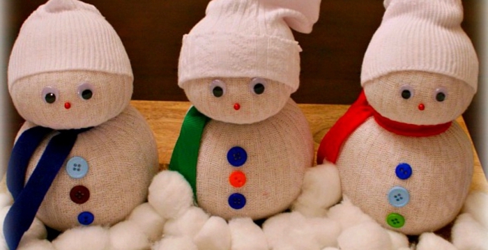 doudou diy fabriqué à la main avec chaussette et coton, bonhomme de neige blanc avec écharpe et bonnet