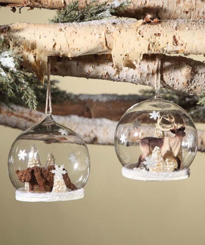 diy deco noel à faire soi-même, des globes en verre avec figurines animaliers pour une décoration de sapin naturelle et originale