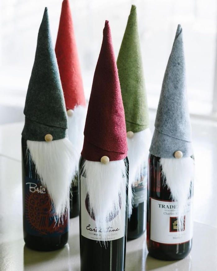 bouteilles de vin à motif nain de pere noel avec barbe, chapeaux en feutrine, cadeau meilleure amie et cadeau femme noel