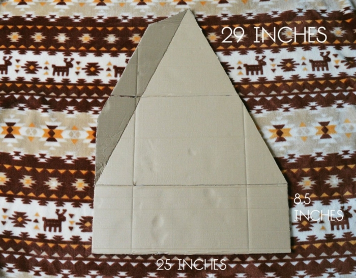 bricolage arbre de noel, triangle en carton avec deux pièces à plier