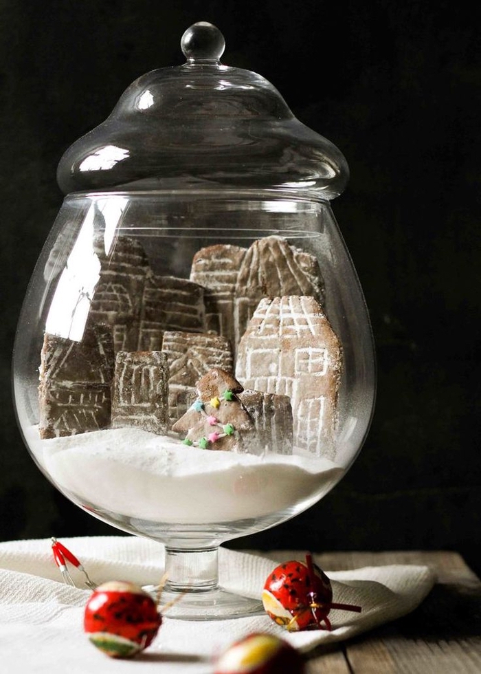 déco noel à faire soi même avec une bonbonnière transformée en boule à neige remplie de biscuits maisons et sucre en poudre 