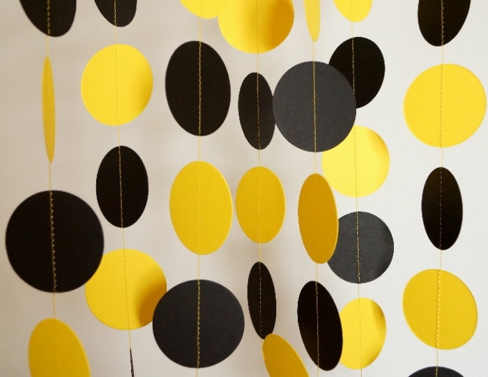 activité manuelle pour ado, décoration de noel à faire soi même en papier, décoration en cercles de papier noir et jaune