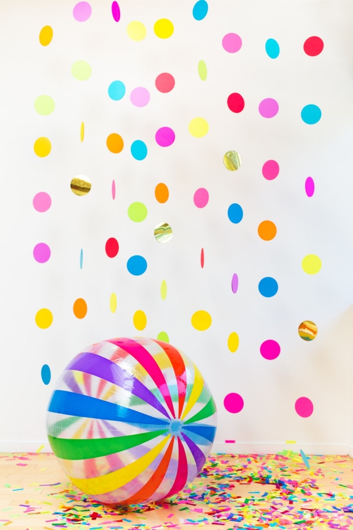 art du papier, technique pour fabriquer une décoration de fête multicolore en cercles de papier et fil blanc