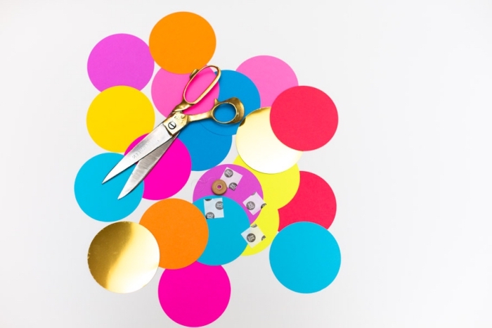 loisir creatif, faire une guirlande multicolore avec cercles en papier, comment couper des cercles identiques avec ciseaux