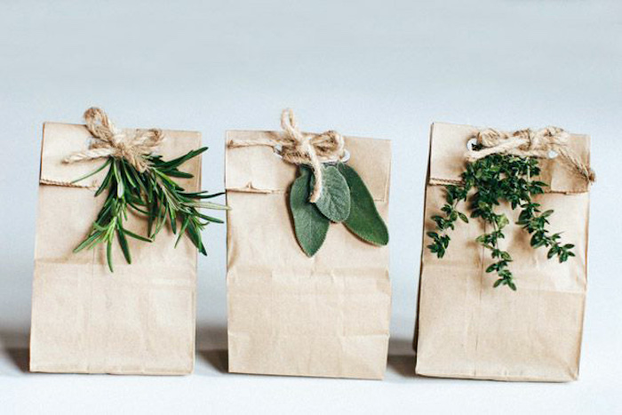 comment emballer petit sac cadeau en papier kraft avec ficelle de laine e fines herbes comme décoraton verte florale
