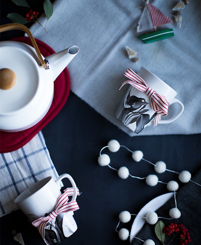 idée cadeau noel femme, tasses à café blanches à effet marbre en noir, théière blanche, décoration de noeuds de ruban rouge et blanc