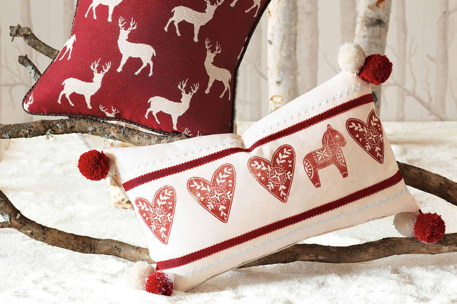 cadeau de noel pour maman, coussins rouge et blanc à motifs renne de pere noel, cheval et coeurs, pompons rouges