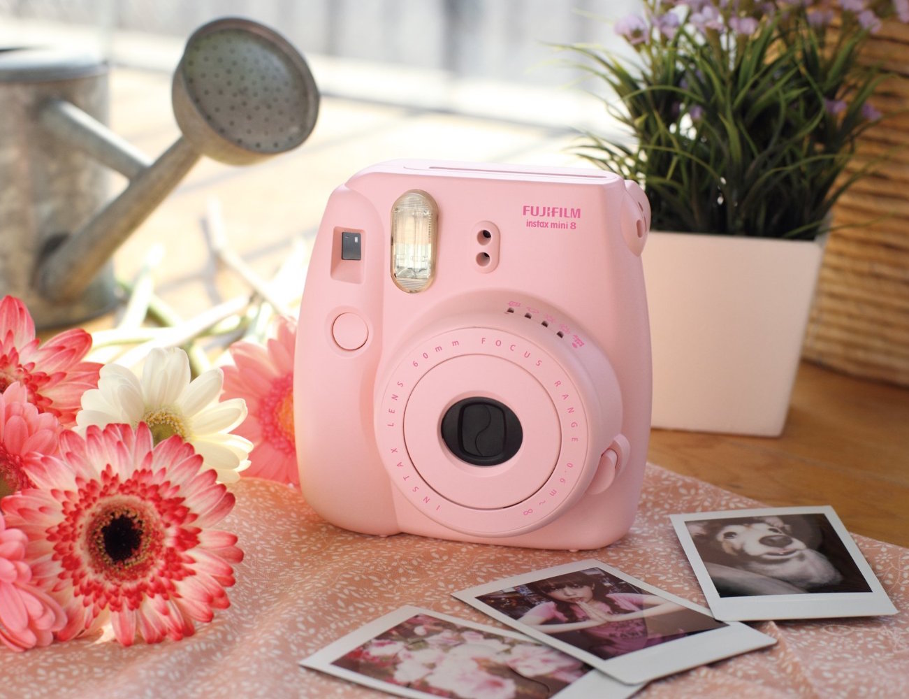 cadeau de noel pour femme hi tech, un appareil photo polaroid couleur rose pour prendre des photos instantanées