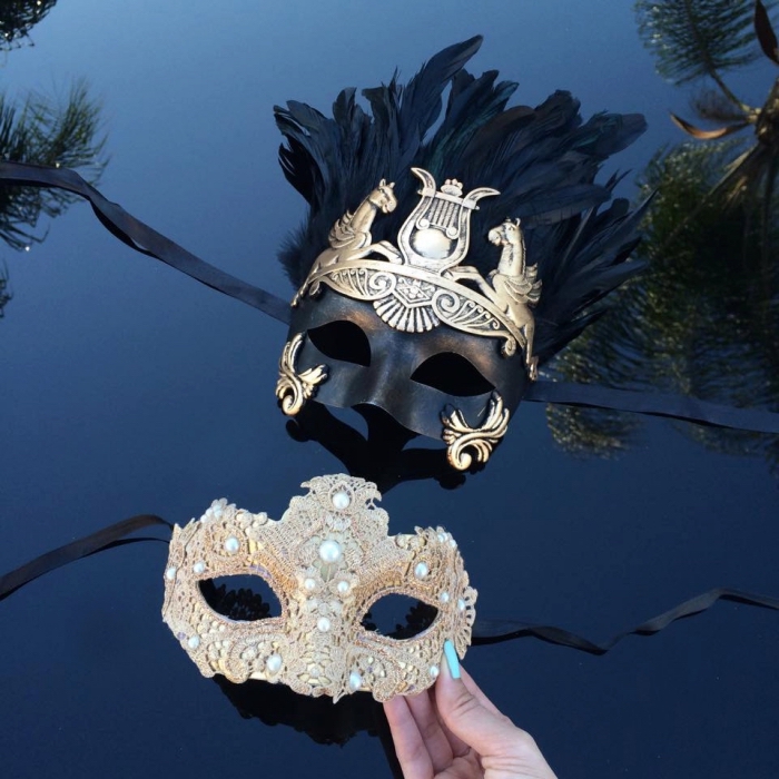 masque bal masqué, masque doré en dentelle florale et perles blanches, masque noir avec embellissement doré et plumes noires