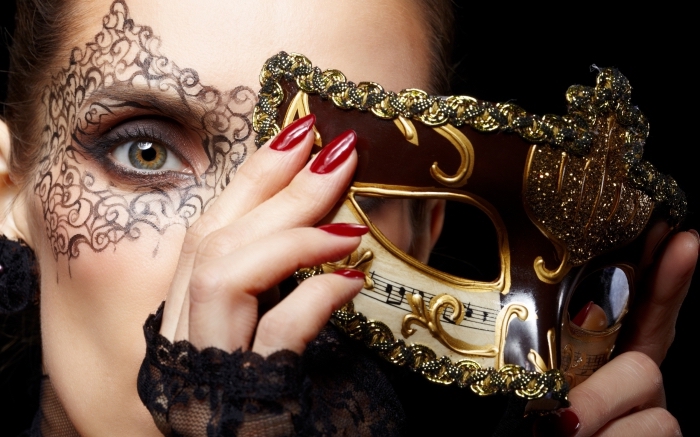 masque bal masqué femme, maquillage des yeux verts avec mascara noir et fards à paupières foncées marron